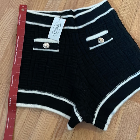 NWT Cider Black Knit mid waisted pattern shorts with with buttons size M - Picture 10 of 11